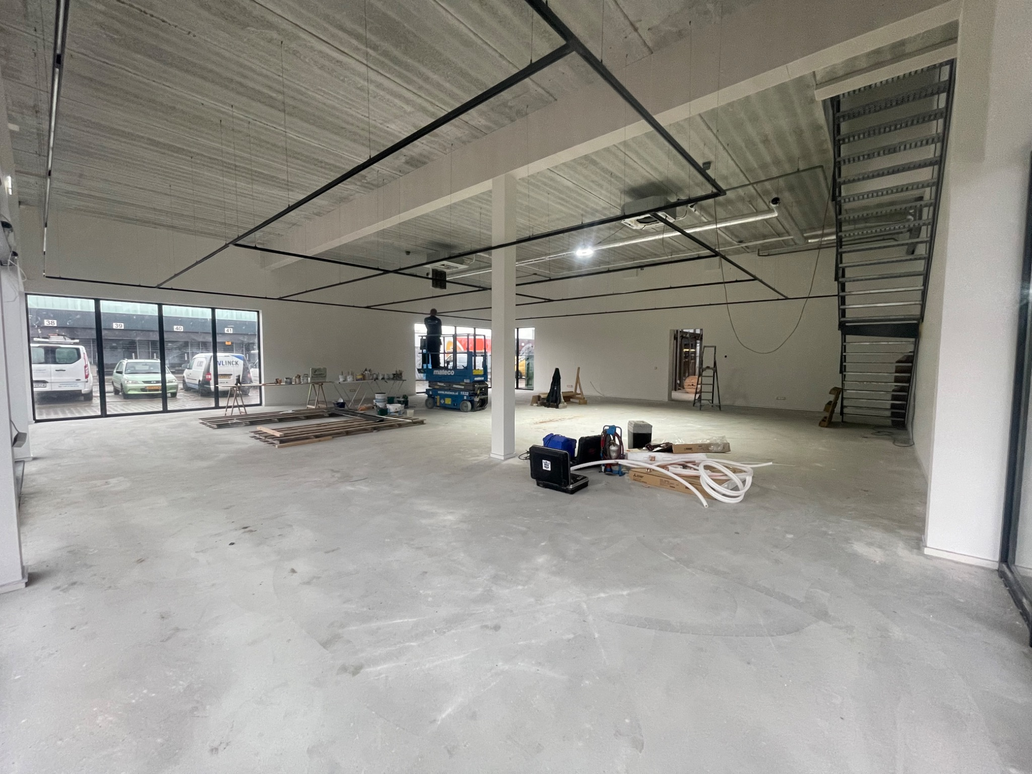 Renovlies behang in bedrijfspand Zaltbommel – strak en professioneel afgewerkt