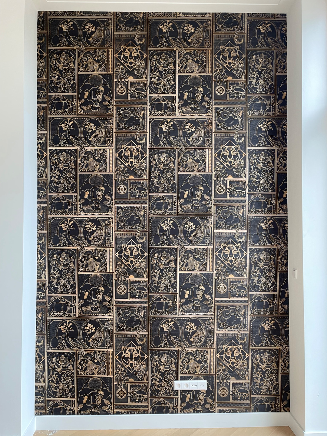Arte behang in Haarlem – zwart met goud patroon, strak aangebracht in nis